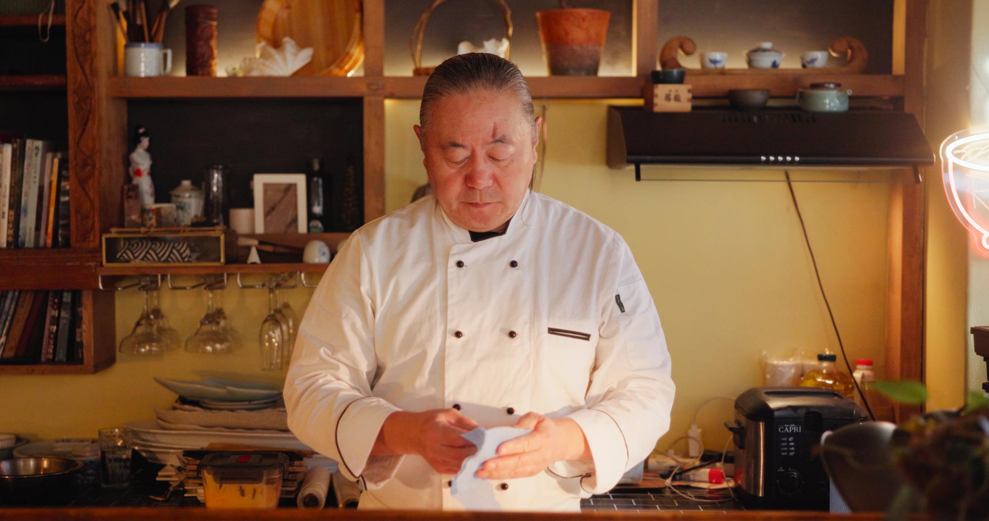 Założyciel pracujący nad menu w studio kulinarnym
