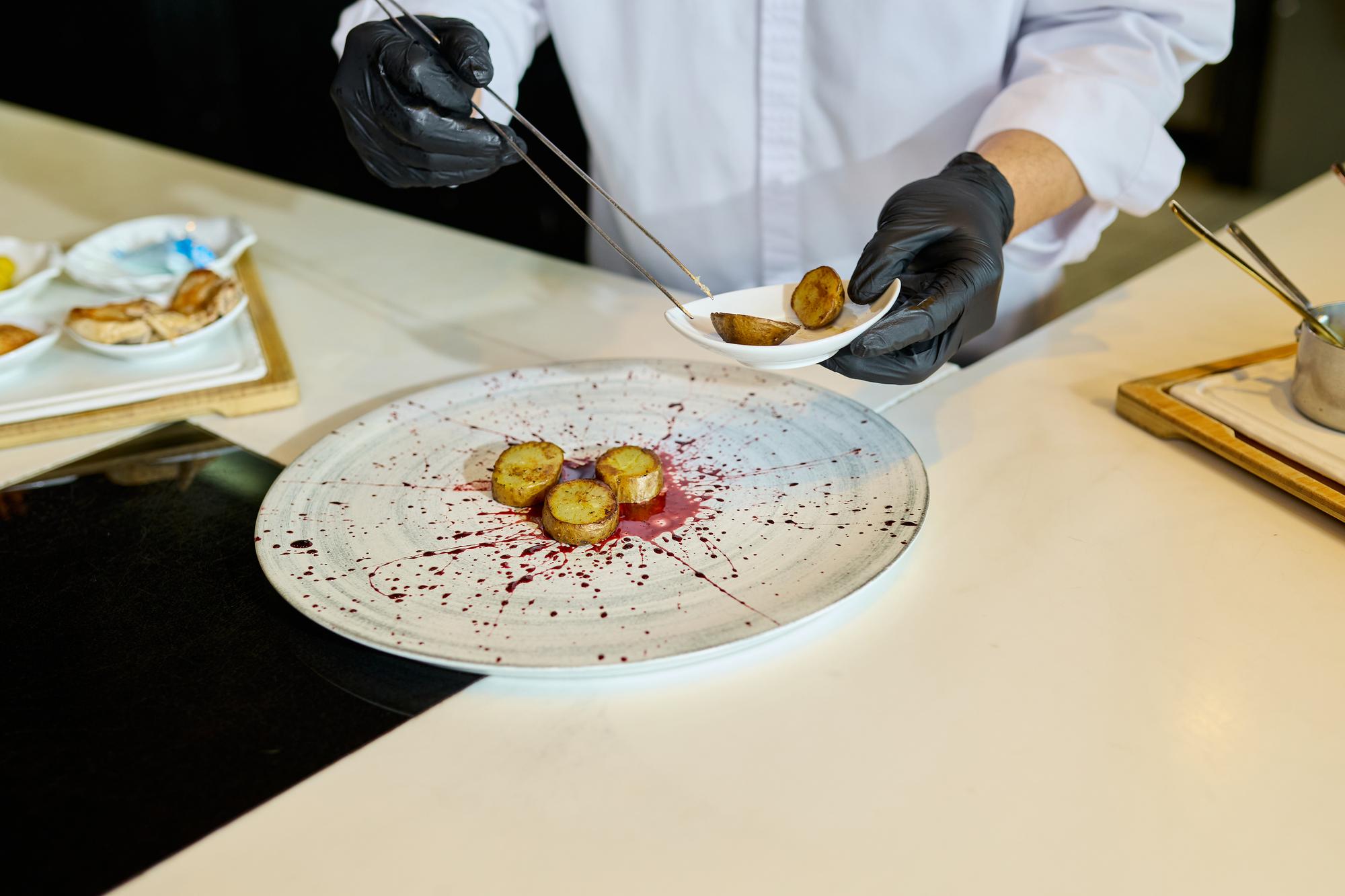 Szef kuchni testujący potrawę w laboratorium smaków